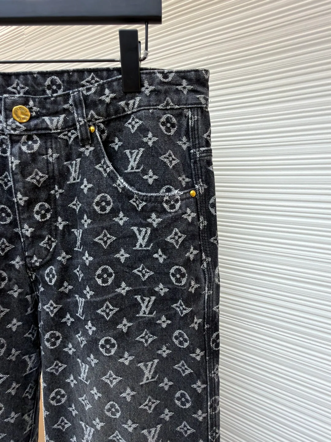 LOUIS VUITTON limited torn jacquard red man embroidered jeans ●Authentic product: purchased and developed for 15500 ●Item number: 1681037-B05 ●Fabric: denim fabric ●Technology: jacquard production ●Version: loose fit ●Weight: about 940 grams ●Size: 30-32-34-36 ●Description: The denim fabric is made of 100% cotton and classic double-sided jacquard with jacquard technology; it is woven with high-density equipment imported from Italy, with clear texture; the new dip-dye treatment is anti-wrinkle, anti-shrinkage and anti-deformation. The back panel uses bract core three-dimensional embroidery technology and uses glossy mercerized embroidery thread, which adds light and dark tones to the raised pattern. Three-dimensional embroidery mainly achieves three-dimensional effects through flat embroidery and layering. Because the embroidery thread is relatively thin, it is difficult to create such an exaggerated three-dimensional effect. Three-dimensional bract core cotton is added to the production to increase the three-dimensional effect. The overall wiring is straight and delicate, the fabric is comfortable and soft, and the color is consistent without color difference. It can be matched with the same style to create a fashionable look and control various occasions. Customized accessories, complete with three standards, same style for men and women!